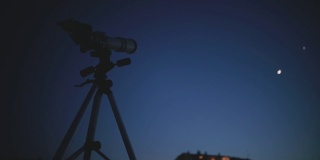 暮色中天文望远镜的剪影。