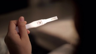妇女的手妊娠测试呈阳性视频素材模板下载