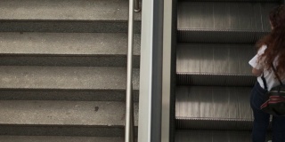 人们使用自动扶梯的慢动作