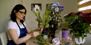 小型企业工作从家庭成熟的女人花店和婚礼插花