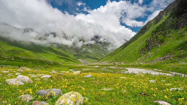 时间流逝卡拉营地在夏季或绿色季节在Pin Bhaba pass长途跋涉在西姆拉，喜马拉雅山脉在印度北部