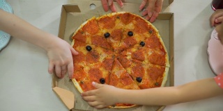 孩子们采摘披萨的手