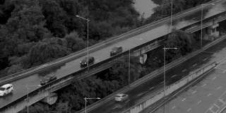 曼格高架桥上的汽车交通
