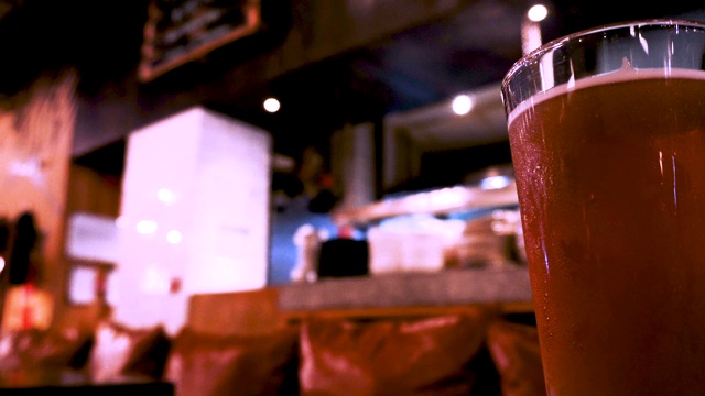 温暖的蓝色基调啤酒啤酒苹果酒贮藏在酒吧酒吧环境