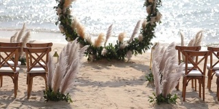 婚礼拱门装饰布和鲜花户外。