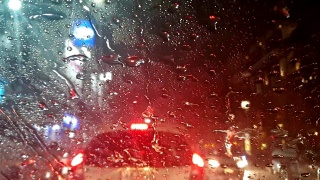 车外下雨，雨水滴落在车前与交通堵塞视频素材模板下载