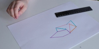 用不同的毡头笔在线条上画多种颜色的线条