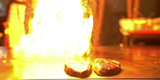 慢镜头烹饪日本和牛牛肉烧烤铁板烧与火焰