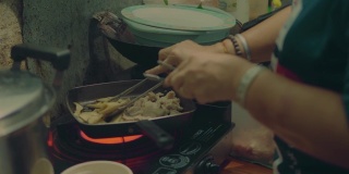 亚洲母亲烹饪用炒锅炒