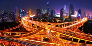 上海时光流逝照亮了城市前面的黄、红高速公路。的概念。进城的路。金融区。城市天际线。