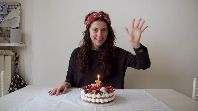 一个女人在家里用奶油馅饼庆祝生日的慢镜头