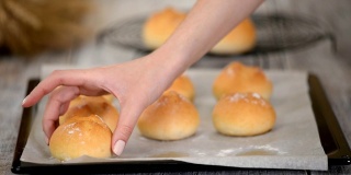 新鲜出炉的酵母面包，面包皮放在烤盘上