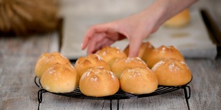 新鲜出炉的酵母面包和面包皮放在冷却架上