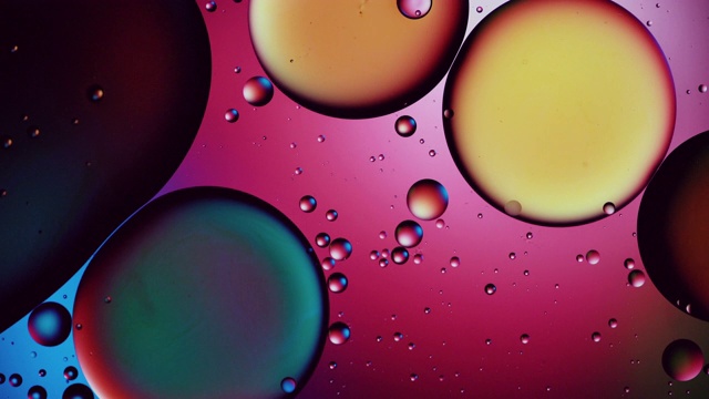 油滴在水中五颜六色的图案