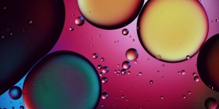 油滴在水中五颜六色的图案