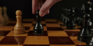 棋局中，人类手由黑兵e7e5第一个移动对手