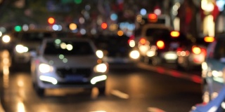 模糊运动的一组汽车行驶在道路上。城市生活，城市场景，夜间车灯，交通和交通概念，4k镜头b卷拍摄。