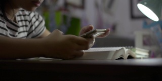 小学女生使用手机，搜索重要内容在晚上学习考试。