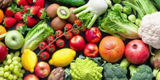 以各种新鲜有机水果和蔬菜为背景