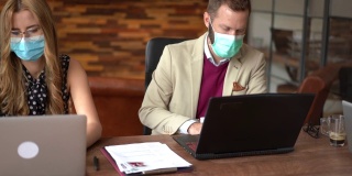 2019冠状病毒病大流行期间在办公室戴口罩的商务人士