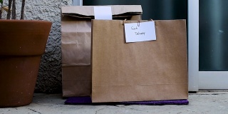 食物包放在家门口等着取。社会距离的概念。