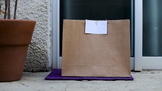 快递员放在门口的购物袋。食品配送的概念。视频素材模板下载