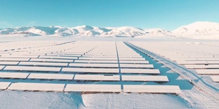 太阳能站，发电厂，面板农场在雪