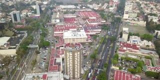 在墨西哥萨潘的太阳广场上空飞行