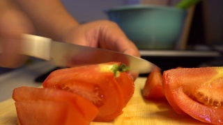 在切菜板上切鲜红的番茄视频素材模板下载