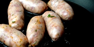 猪肉或鸡肉、肉、香肠放在热煎锅里，在沸腾的蔬菜或橄榄油里炸。家快餐。