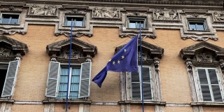 欧洲共同体的旗帜在一座古老的建筑上飘扬。