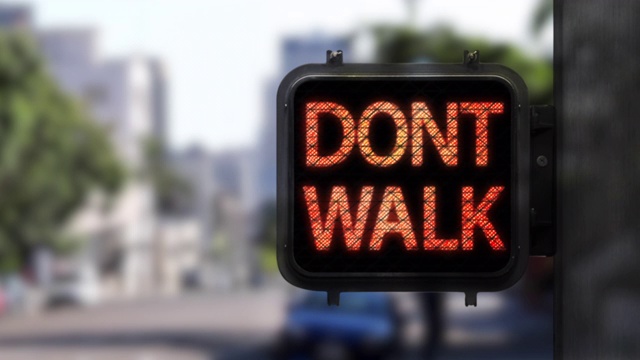 中镜头显示了行人步行信号从步行人物到不步行