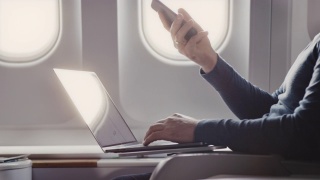 一个在商务飞机上使用笔记本电脑的人视频素材模板下载