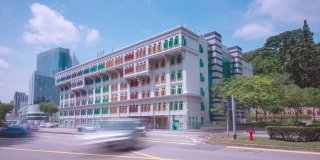 时间推移视频4K，交通视图与背景新加坡地标金融商业区与摩天大楼，交通进入城市2020年2月2日在新加坡。