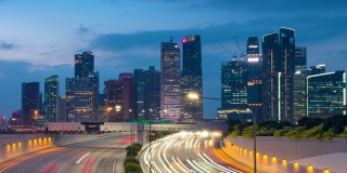 时间推移视频4K，交通视图与背景新加坡地标金融商业区与摩天大楼，交通进入城市2020年2月2日在新加坡。