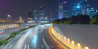 2020年2月4日，新加坡地标性金融商业区与摩天大楼，主要街道上的交通。