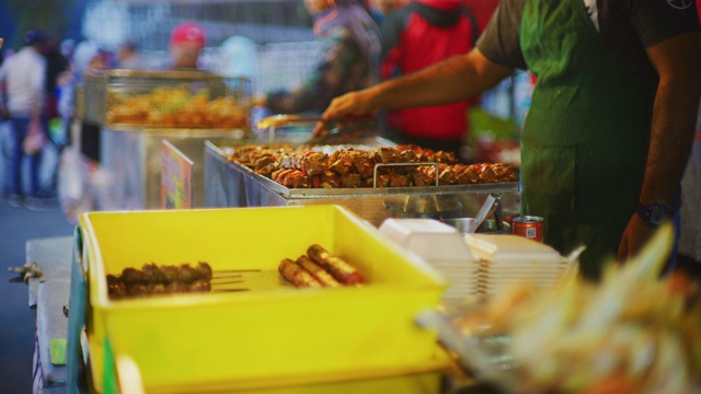 慢镜头拍摄马来西亚金马伦高地的金山夜市上的马来西亚街头小吃摊贩
