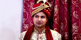 年轻的印度新郎在婚礼上为摄影师摆姿势