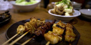 4K，烤猪肉串。烧鸡是居酒屋酒吧的一种日本食物。