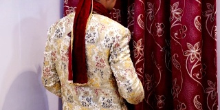 年轻的印度新郎在婚礼上为摄影师摆姿势
