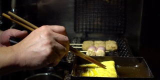 慢镜头拍摄在街头小吃市场的金属锅里的玉烧煎蛋卷