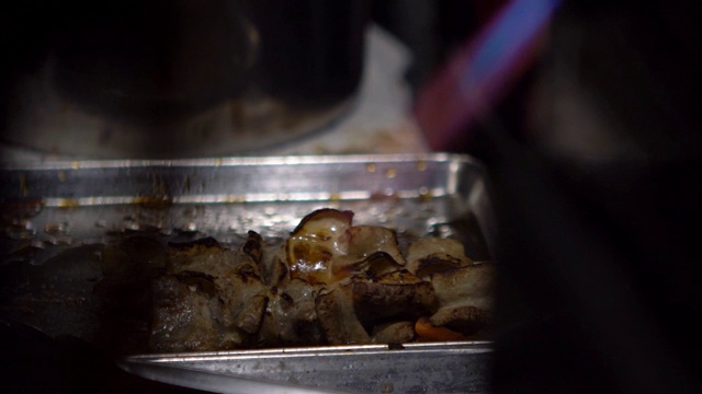 慢镜头烤制美味的烤鸡肉。牛肉串东京