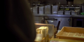 4K，一个专业厨师在中餐厅准备面条。