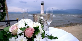 美丽的婚礼在海滩上举行