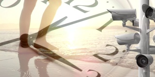 一个女人在日落时沿着海滩行走的动画，时钟移动，摄像机检查在前景