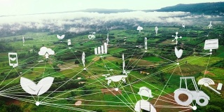 鸟瞰图，智能农场图标与网络在绿色农田附近的山区