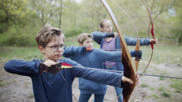 孩子们在森林里玩弓箭