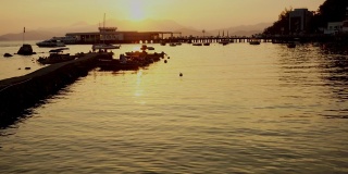 日落游客在远山南丫岛码头玩泡泡