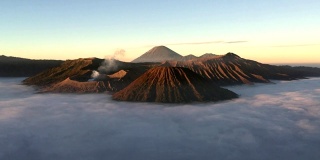 在印度尼西亚东爪哇的腾格里山脉的活火山布罗莫火山的日出镜头视频。