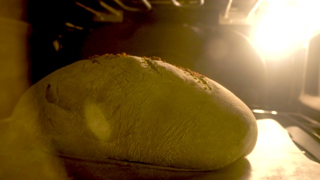 面包经烤箱加热后呈椭圆形
